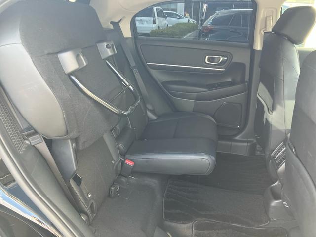 ヴェゼル ｅ：ＨＥＶＺ　ＨｏｎｄａＣＯＮＮＥＣＴディスプレー　ＥＴＣ２．０　ワイヤレス充電器　ＨｏｎｄａＳＥＮＳＩＮＧ　ハンズフリーアクセスパワーテールゲート　ブラインドスポットインフォメーション　後退出庫サポート（19枚目）