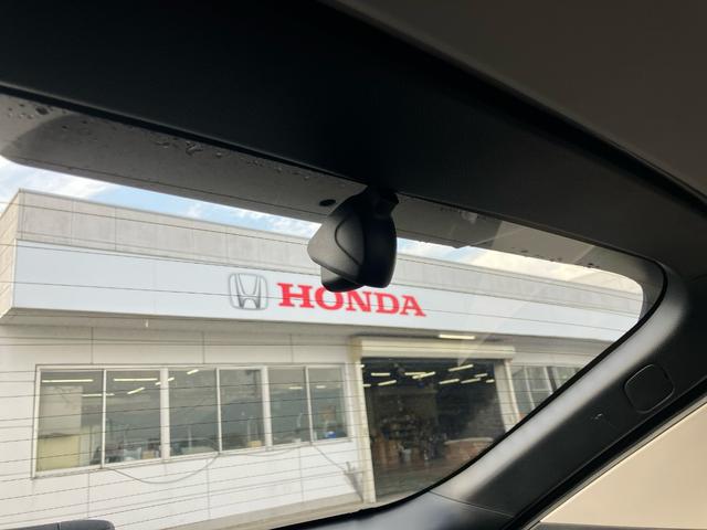 ヴェゼル ｅ：ＨＥＶＸ　Ｇａｔｈｅｒｓメモリーナビ（ＶＸＵ－２１５ＶＺｉ）　前後ドラレコ　ＥＴＣ　バックカメラ　ＨｏｎｄａＳＥＮＳＩＮＧ　衝突被害軽減ブレーキ　誤発進抑制装置（5枚目）