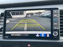 後退時に車両の後ろ側をモニター画面に表示します。車庫入れが苦手な人もこれで安心♪