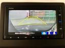 後退時に車両の後ろ側をモニター画面に表示します。車庫入れが苦手な人もこれで安心♪
