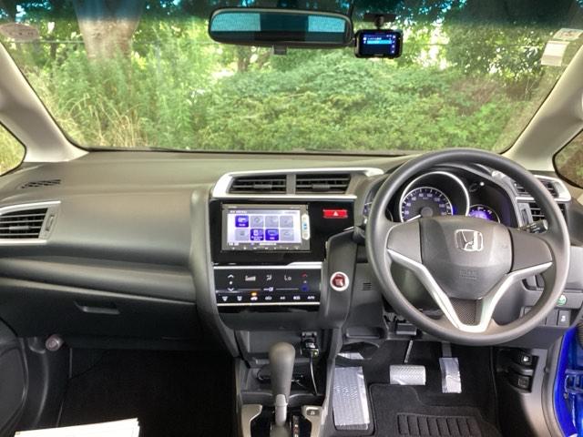 フィット １３Ｇ・Ｌパッケージ　純正ナビ　ワンセグ　リアカメラ　運転席エアバッグ　盗難防止システム　エコアイドリングストップ　キーレス　ＷＡＢ　ＬＥＤヘッド　スマ－トキ－　ＤＶＤ再生可　ＶＳＡ　パワーウィンド　バックモニター　ＡＢＳ（3枚目）