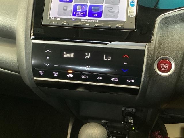 フィット １３Ｇ・Ｌパッケージ　純正ナビ　ワンセグ　リアカメラ　運転席エアバッグ　盗難防止システム　エコアイドリングストップ　キーレス　ＷＡＢ　ＬＥＤヘッド　スマ－トキ－　ＤＶＤ再生可　ＶＳＡ　パワーウィンド　バックモニター　ＡＢＳ（13枚目）