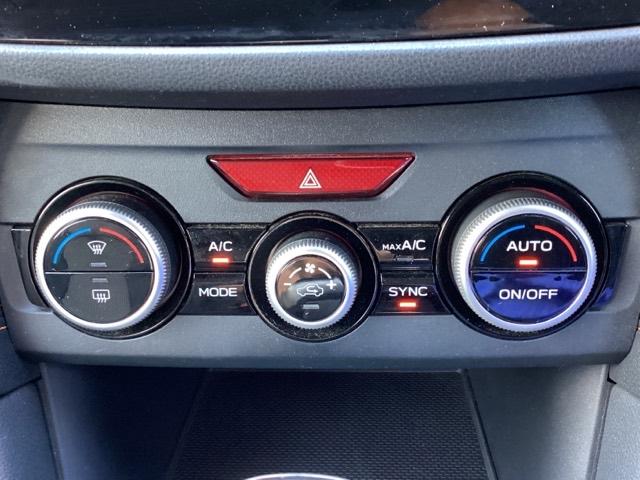 オートエアコンで、毎日のドライブを快適に。温度、風量を自動で調整し、理想的な車内環境を提供します。