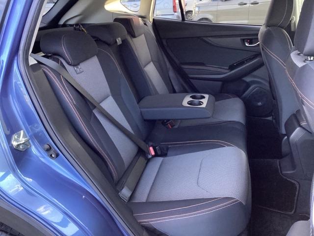 フラットな床と膝回りや頭上スペースなど十分な広さがあります。ドリンクホルダー付アームレスト。長距離ドライブも快適に過ごせます。