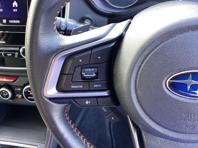 ステアリング左手側にオーディオ関連のコントロールスイッチを配置しています。操作時は視線を逸らすことなく運転に集中できます。