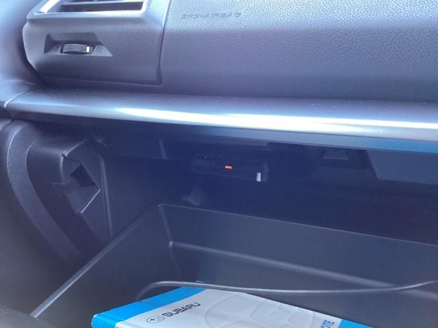 【グローボックス】助手席の前にあるグローボックスです。小物の収納に便利です。高速道路のご利用時にとても便利なＥＴＣ車載器付。別途セットアップが必要になります。