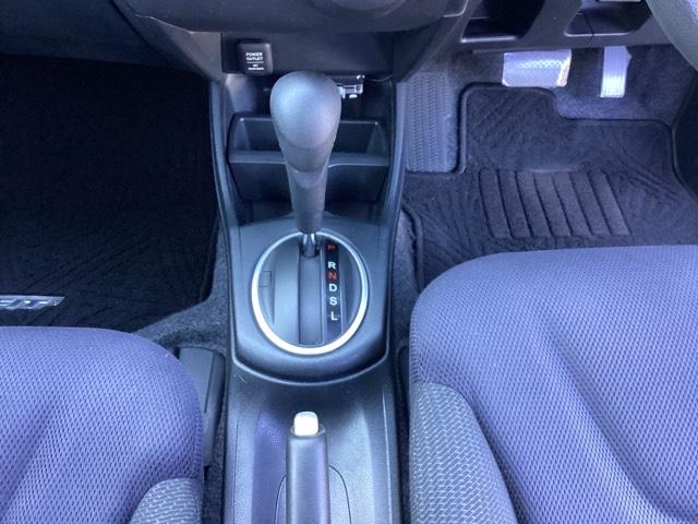 フィットハイブリッド ベースグレード HDDナビ ETC フルセグ 運転席助手席エアバック Cコントロール 記録簿付 パワーウィンドウ DVD再生 イモビライザー AUTOエアコン ABS PS 運転席エアバック ナビTV(12枚目)