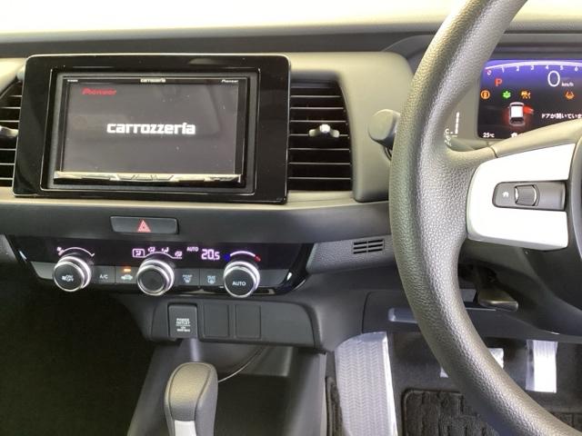 フィット ホーム ディスプレイオーディオ ETC 衝突軽減ブレーキ LEDライト オートライト クリアランスソナー 記録簿付 エアバッグ iストップ スマ-トキ- 盗難防止装置 Wエアバック USBポート DVD(3枚目)