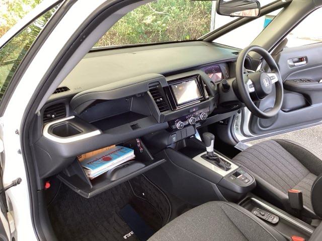 フィット ホーム ディスプレイオーディオ ETC 衝突軽減ブレーキ LEDライト オートライト クリアランスソナー 記録簿付 エアバッグ iストップ スマ-トキ- 盗難防止装置 Wエアバック USBポート DVD(33枚目)