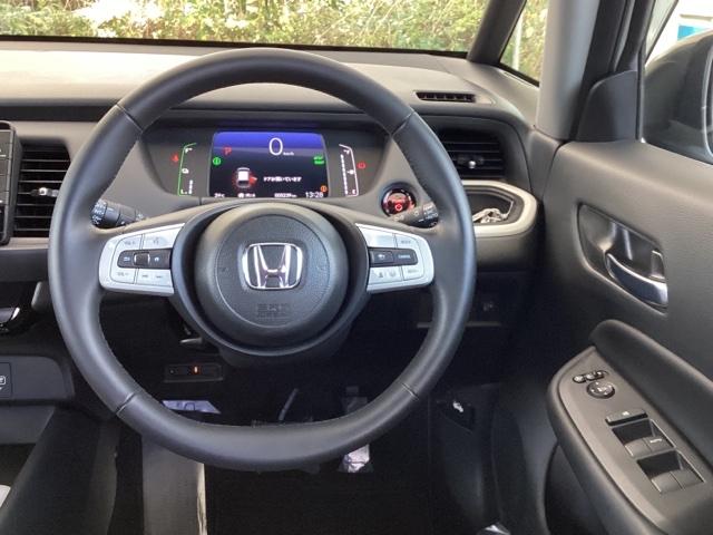 フィット e:HEVホーム 試乗車 メモリーナビ ETC ドラレコ 前後誤発進抑制機能 助手席エアバッグ 運転席エアバッグ アイドリングストップ 禁煙 LEDライト USB接続 バックカメラ ABS サイドエアバッグ DVD再生(3枚目)