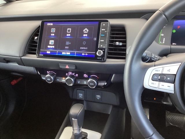 フィット e:HEVホーム 試乗車 メモリーナビ ETC ドラレコ 前後誤発進抑制機能 助手席エアバッグ 運転席エアバッグ アイドリングストップ 禁煙 LEDライト USB接続 バックカメラ ABS サイドエアバッグ DVD再生(6枚目)