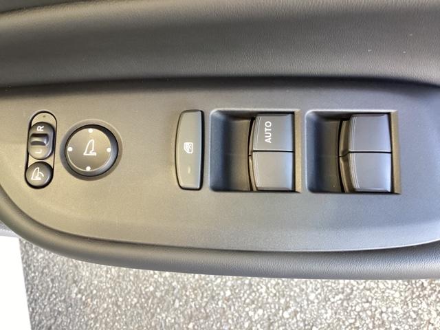 フィット e:HEVホーム 試乗車 メモリーナビ ETC ドラレコ 前後誤発進抑制機能 助手席エアバッグ 運転席エアバッグ アイドリングストップ 禁煙 LEDライト USB接続 バックカメラ ABS サイドエアバッグ DVD再生(25枚目)