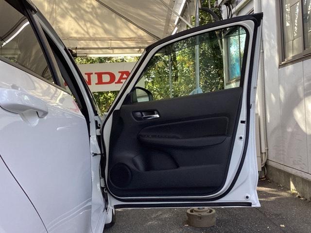 フィット e:HEVホーム 試乗車 メモリーナビ ETC ドラレコ 前後誤発進抑制機能 助手席エアバッグ 運転席エアバッグ アイドリングストップ 禁煙 LEDライト USB接続 バックカメラ ABS サイドエアバッグ DVD再生(26枚目)