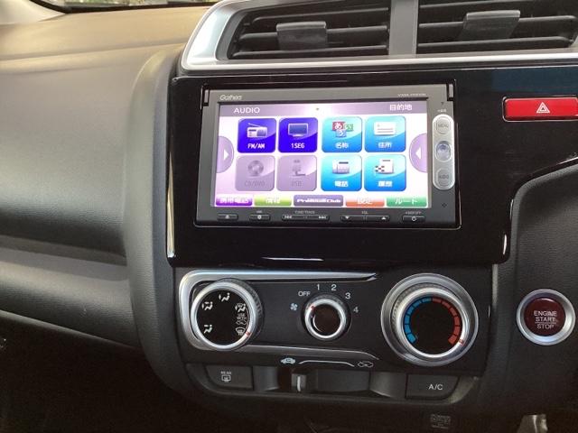 フィット １３Ｇ・Ｆパッケージ　メモリーナビ　ＥＴＣ　イモビ　スマ－トキ－　記録簿有り　ＶＳＡ　助手席エアバッグ　オートエアコン　エアバック　ＰＳ　キ－フリ－　１セグ　ＰＷ　ＡＢＳ　ＴＶナビ　アイドリングＳＴＯＰ（6枚目）