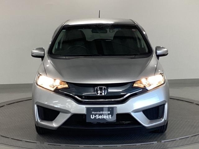 フィット １３Ｇ・Ｆパッケージ　メモリーナビ　ＥＴＣ　イモビ　スマ－トキ－　記録簿有り　ＶＳＡ　助手席エアバッグ　オートエアコン　エアバック　ＰＳ　キ－フリ－　１セグ　ＰＷ　ＡＢＳ　ＴＶナビ　アイドリングＳＴＯＰ（7枚目）