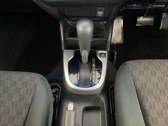 フィット １３Ｇ・Ｆパッケージ　メモリーナビ　ＥＴＣ　イモビ　スマ－トキ－　記録簿有り　ＶＳＡ　助手席エアバッグ　オートエアコン　エアバック　ＰＳ　キ－フリ－　１セグ　ＰＷ　ＡＢＳ　ＴＶナビ　アイドリングＳＴＯＰ（12枚目）