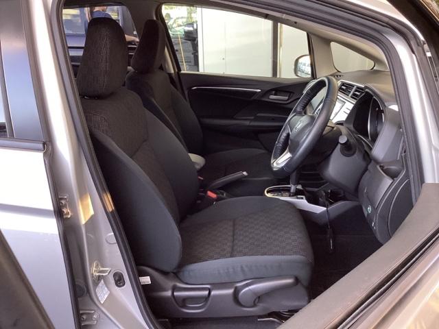 フィット １３Ｇ・Ｆパッケージ　メモリーナビ　ＥＴＣ　イモビ　スマ－トキ－　記録簿有り　ＶＳＡ　助手席エアバッグ　オートエアコン　エアバック　ＰＳ　キ－フリ－　１セグ　ＰＷ　ＡＢＳ　ＴＶナビ　アイドリングＳＴＯＰ（15枚目）