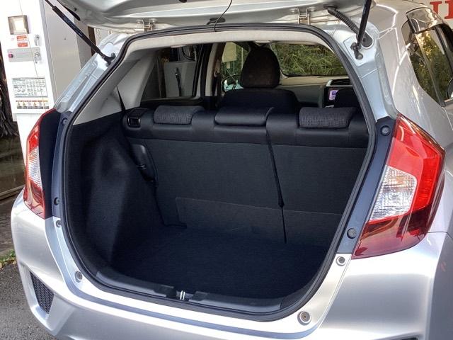 フィット １３Ｇ・Ｆパッケージ　メモリーナビ　ＥＴＣ　イモビ　スマ－トキ－　記録簿有り　ＶＳＡ　助手席エアバッグ　オートエアコン　エアバック　ＰＳ　キ－フリ－　１セグ　ＰＷ　ＡＢＳ　ＴＶナビ　アイドリングＳＴＯＰ（17枚目）