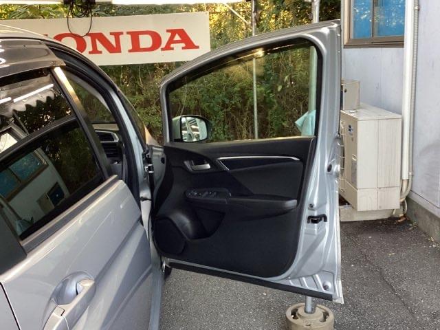 フィット １３Ｇ・Ｆパッケージ　メモリーナビ　ＥＴＣ　イモビ　スマ－トキ－　記録簿有り　ＶＳＡ　助手席エアバッグ　オートエアコン　エアバック　ＰＳ　キ－フリ－　１セグ　ＰＷ　ＡＢＳ　ＴＶナビ　アイドリングＳＴＯＰ（22枚目）