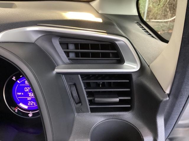 フィット １３Ｇ・Ｆパッケージ　メモリーナビ　ＥＴＣ　イモビ　スマ－トキ－　記録簿有り　ＶＳＡ　助手席エアバッグ　オートエアコン　エアバック　ＰＳ　キ－フリ－　１セグ　ＰＷ　ＡＢＳ　ＴＶナビ　アイドリングＳＴＯＰ（26枚目）