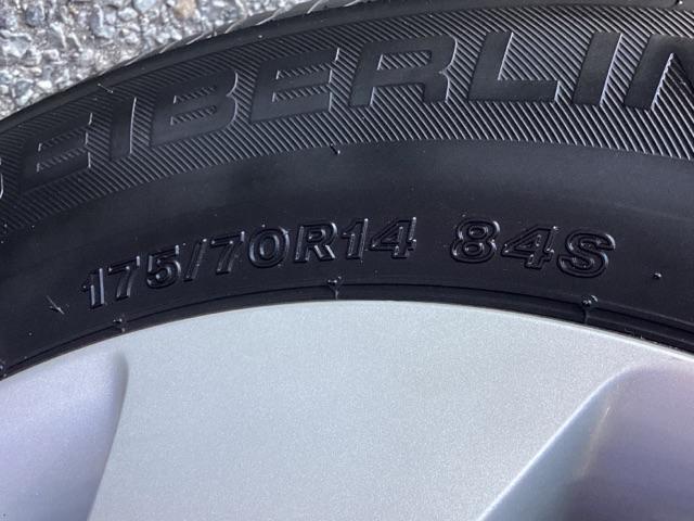 フィット １３Ｇ・Ｆパッケージ　メモリーナビ　ＥＴＣ　イモビ　スマ－トキ－　記録簿有り　ＶＳＡ　助手席エアバッグ　オートエアコン　エアバック　ＰＳ　キ－フリ－　１セグ　ＰＷ　ＡＢＳ　ＴＶナビ　アイドリングＳＴＯＰ（32枚目）