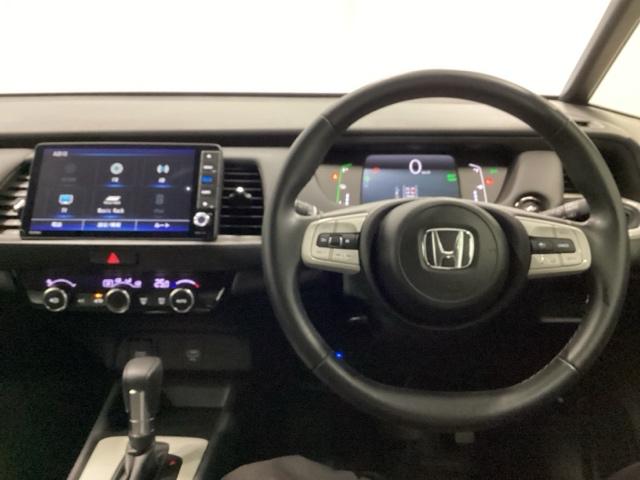 フィット e:HEVホーム 試乗車 メモリーナビ ドラレコ ETC 前後誤発進抑制機能 クリソナ 助手席エアバッグ 運転席エアバッグ アイドリングストップ 禁煙 LEDライト USB接続 バックカメラ ABS サイドエアバッグ(3枚目)