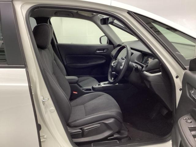 フィット e:HEVホーム 試乗車 メモリーナビ ドラレコ ETC 前後誤発進抑制機能 クリソナ 助手席エアバッグ 運転席エアバッグ アイドリングストップ 禁煙 LEDライト USB接続 バックカメラ ABS サイドエアバッグ(16枚目)