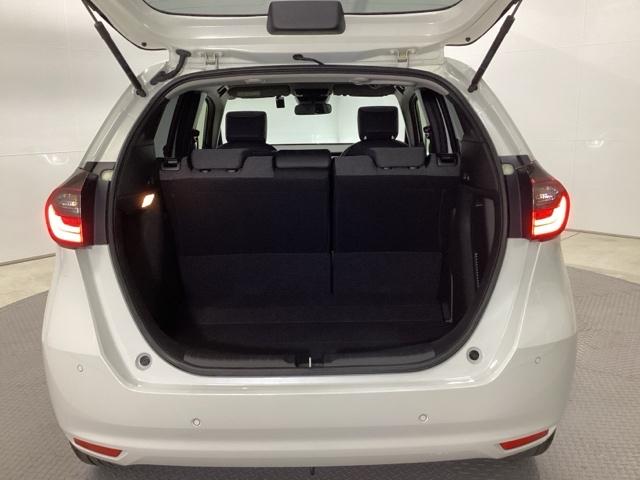 フィット e:HEVホーム 試乗車 メモリーナビ ドラレコ ETC 前後誤発進抑制機能 クリソナ 助手席エアバッグ 運転席エアバッグ アイドリングストップ 禁煙 LEDライト USB接続 バックカメラ ABS サイドエアバッグ(22枚目)