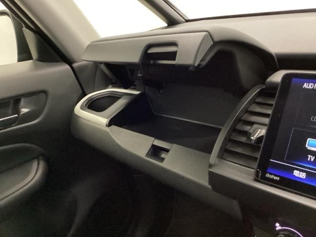 フィット e:HEVホーム 試乗車 メモリーナビ ドラレコ ETC 前後誤発進抑制機能 クリソナ 助手席エアバッグ 運転席エアバッグ アイドリングストップ 禁煙 LEDライト USB接続 バックカメラ ABS サイドエアバッグ(33枚目)