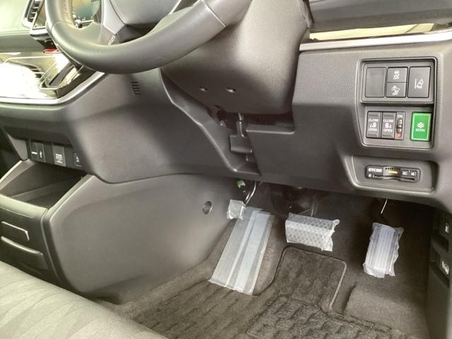 オデッセイ アブソルート・ホンダセンシング　オーディオレス　両側電動スライドドア　ＬＥＤヘッドランプ　ｉストップ　キーフリー　バックモニター　Ｐシート　オートクルーズコントロール　ウォークスルー　サイドエアバッグ　オートエアコン　横滑り防止装置（14枚目）