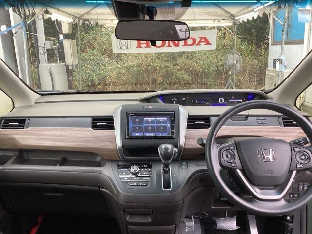 フリード Ｇ　純正ナビ　フルセグ　リアカメラ　Ａクルーズ　３列シート　ＬＥＤヘッドライト　パワーウインドウ　Ｒカメラ　イモビ　ＶＳＡ　ＵＳＢ　エアコン　エアバッグ　スマートキー　ＥＣＯＮモード　シ－トヒ－タ－（3枚目）