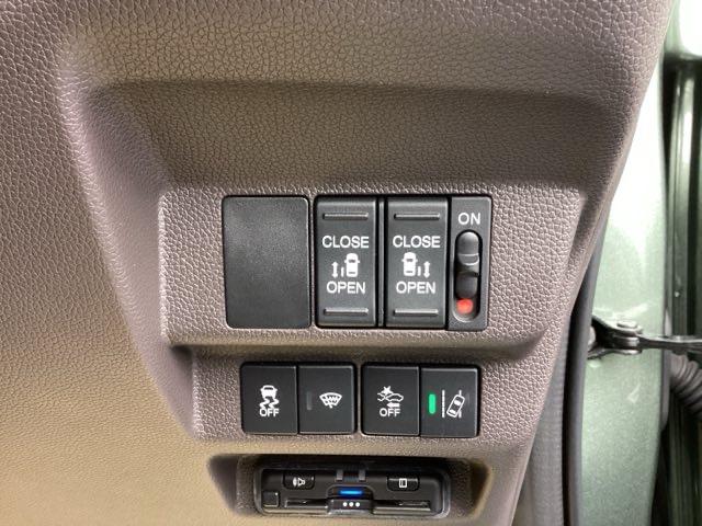 フリード Ｇ　純正ナビ　フルセグ　リアカメラ　Ａクルーズ　３列シート　ＬＥＤヘッドライト　パワーウインドウ　Ｒカメラ　イモビ　ＶＳＡ　ＵＳＢ　エアコン　エアバッグ　スマートキー　ＥＣＯＮモード　シ－トヒ－タ－（16枚目）