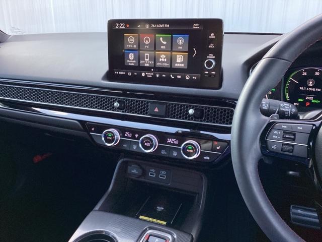 シビック ｅ：ＨＥＶ　ＨｏｎｄａＣＯＮＮＥＣＴディスプレイ　盗難防止システム　クリアランスソナー　オートクルーズコントロール　地デジフルセグ　後カメラ　ＵＳＢポート　パワーステアリング　パワーシート　ＬＥＤライト　エアコン（3枚目）