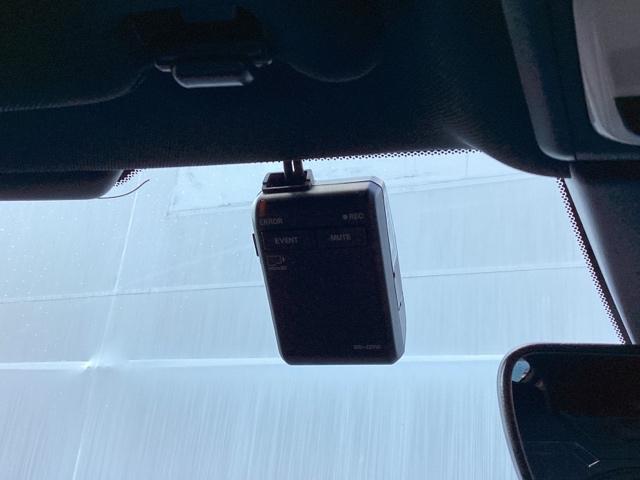 シビック ｅ：ＨＥＶ　ＨｏｎｄａＣＯＮＮＥＣＴディスプレイ　盗難防止システム　クリアランスソナー　オートクルーズコントロール　地デジフルセグ　後カメラ　ＵＳＢポート　パワーステアリング　パワーシート　ＬＥＤライト　エアコン（12枚目）