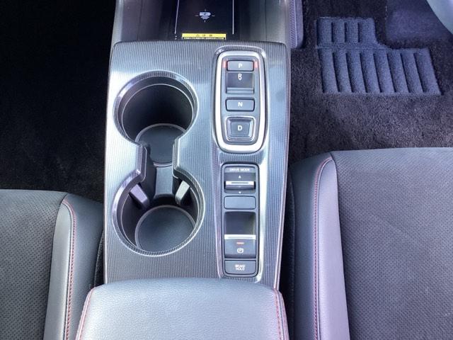 シビック ｅ：ＨＥＶ　ＨｏｎｄａＣＯＮＮＥＣＴディスプレイ　盗難防止システム　クリアランスソナー　オートクルーズコントロール　地デジフルセグ　後カメラ　ＵＳＢポート　パワーステアリング　パワーシート　ＬＥＤライト　エアコン（16枚目）