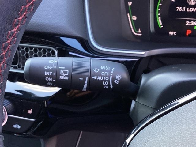 シビック ｅ：ＨＥＶ　ＨｏｎｄａＣＯＮＮＥＣＴディスプレイ　盗難防止システム　クリアランスソナー　オートクルーズコントロール　地デジフルセグ　後カメラ　ＵＳＢポート　パワーステアリング　パワーシート　ＬＥＤライト　エアコン（17枚目）