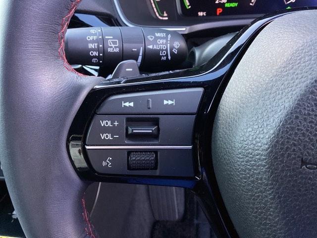 シビック ｅ：ＨＥＶ　ＨｏｎｄａＣＯＮＮＥＣＴディスプレイ　盗難防止システム　クリアランスソナー　オートクルーズコントロール　地デジフルセグ　後カメラ　ＵＳＢポート　パワーステアリング　パワーシート　ＬＥＤライト　エアコン（18枚目）