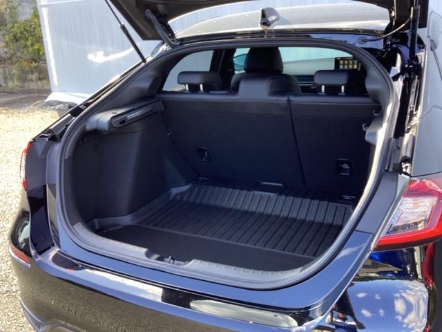 シビック ｅ：ＨＥＶ　ＨｏｎｄａＣＯＮＮＥＣＴディスプレイ　盗難防止システム　クリアランスソナー　オートクルーズコントロール　地デジフルセグ　後カメラ　ＵＳＢポート　パワーステアリング　パワーシート　ＬＥＤライト　エアコン（24枚目）