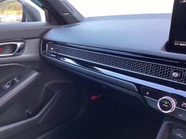 シビック ｅ：ＨＥＶ　ＨｏｎｄａＣＯＮＮＥＣＴディスプレイ　盗難防止システム　クリアランスソナー　オートクルーズコントロール　地デジフルセグ　後カメラ　ＵＳＢポート　パワーステアリング　パワーシート　ＬＥＤライト　エアコン（30枚目）