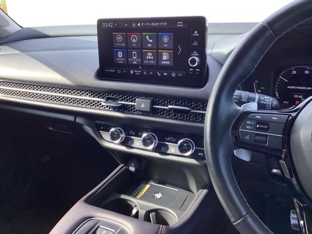 ＺＲ－Ｖ ｅ：ＨＥＶＺ　ＨｏｎｄａＣＯＮＮＥＣＴディスプレイ　レザー　Ｂカメラ　サイドエアバック　パワ－シ－ト　ナビＴＶ　ＬＥＤヘッドライト　ＵＳＢ接続　地デジ　Ｓヒーター　サポカー　ＥＴＣ車載器　パワーステアリング　イモビ（3枚目）