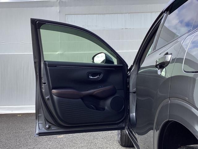 ＺＲ－Ｖ ｅ：ＨＥＶＺ　ＨｏｎｄａＣＯＮＮＥＣＴディスプレイ　レザー　Ｂカメラ　サイドエアバック　パワ－シ－ト　ナビＴＶ　ＬＥＤヘッドライト　ＵＳＢ接続　地デジ　Ｓヒーター　サポカー　ＥＴＣ車載器　パワーステアリング　イモビ（28枚目）