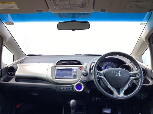 フィットハイブリッド スマートセレクション　メモリーナビ　ＥＴＣ　リアカメラ　ＤＶＤ　スマートキー　オートクルーズコントロール　イモビ　バックカメラ　キーフリー　オートエアコン　ＡＢＳ　パワーウィンドウ　パワーステアリング　ＶＳＡ　ナビＴＶ（2枚目）