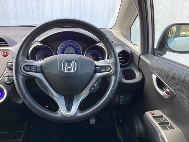 フィットハイブリッド スマートセレクション　メモリーナビ　ＥＴＣ　リアカメラ　ＤＶＤ　スマートキー　オートクルーズコントロール　イモビ　バックカメラ　キーフリー　オートエアコン　ＡＢＳ　パワーウィンドウ　パワーステアリング　ＶＳＡ　ナビＴＶ（3枚目）