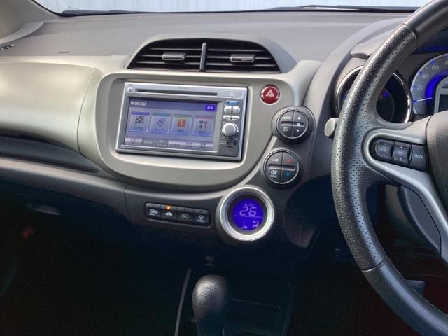 フィットハイブリッド スマートセレクション　メモリーナビ　ＥＴＣ　リアカメラ　ＤＶＤ　スマートキー　オートクルーズコントロール　イモビ　バックカメラ　キーフリー　オートエアコン　ＡＢＳ　パワーウィンドウ　パワーステアリング　ＶＳＡ　ナビＴＶ（6枚目）