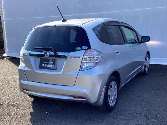 フィットハイブリッド スマートセレクション　メモリーナビ　ＥＴＣ　リアカメラ　ＤＶＤ　スマートキー　オートクルーズコントロール　イモビ　バックカメラ　キーフリー　オートエアコン　ＡＢＳ　パワーウィンドウ　パワーステアリング　ＶＳＡ　ナビＴＶ（9枚目）