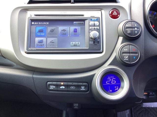 フィットハイブリッド スマートセレクション　メモリーナビ　ＥＴＣ　リアカメラ　ＤＶＤ　スマートキー　オートクルーズコントロール　イモビ　バックカメラ　キーフリー　オートエアコン　ＡＢＳ　パワーウィンドウ　パワーステアリング　ＶＳＡ　ナビＴＶ（14枚目）