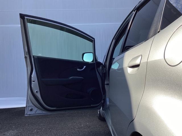 フィットハイブリッド スマートセレクション　メモリーナビ　ＥＴＣ　リアカメラ　ＤＶＤ　スマートキー　オートクルーズコントロール　イモビ　バックカメラ　キーフリー　オートエアコン　ＡＢＳ　パワーウィンドウ　パワーステアリング　ＶＳＡ　ナビＴＶ（26枚目）