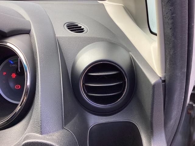 フィットハイブリッド スマートセレクション　メモリーナビ　ＥＴＣ　リアカメラ　ＤＶＤ　スマートキー　オートクルーズコントロール　イモビ　バックカメラ　キーフリー　オートエアコン　ＡＢＳ　パワーウィンドウ　パワーステアリング　ＶＳＡ　ナビＴＶ（29枚目）