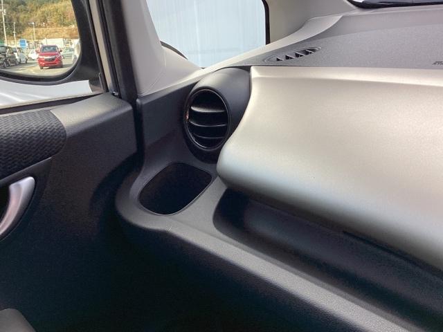 フィットハイブリッド スマートセレクション　メモリーナビ　ＥＴＣ　リアカメラ　ＤＶＤ　スマートキー　オートクルーズコントロール　イモビ　バックカメラ　キーフリー　オートエアコン　ＡＢＳ　パワーウィンドウ　パワーステアリング　ＶＳＡ　ナビＴＶ（30枚目）