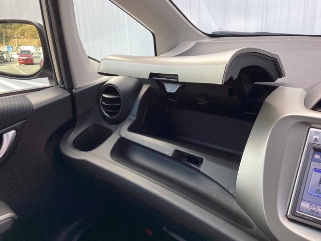 フィットハイブリッド スマートセレクション　メモリーナビ　ＥＴＣ　リアカメラ　ＤＶＤ　スマートキー　オートクルーズコントロール　イモビ　バックカメラ　キーフリー　オートエアコン　ＡＢＳ　パワーウィンドウ　パワーステアリング　ＶＳＡ　ナビＴＶ（31枚目）